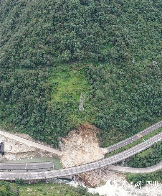 9月20日，位于雅西高速姚河壩大橋處突發(fā)高位塌方，造成道路中斷。四川省公路設(shè)計院供圖